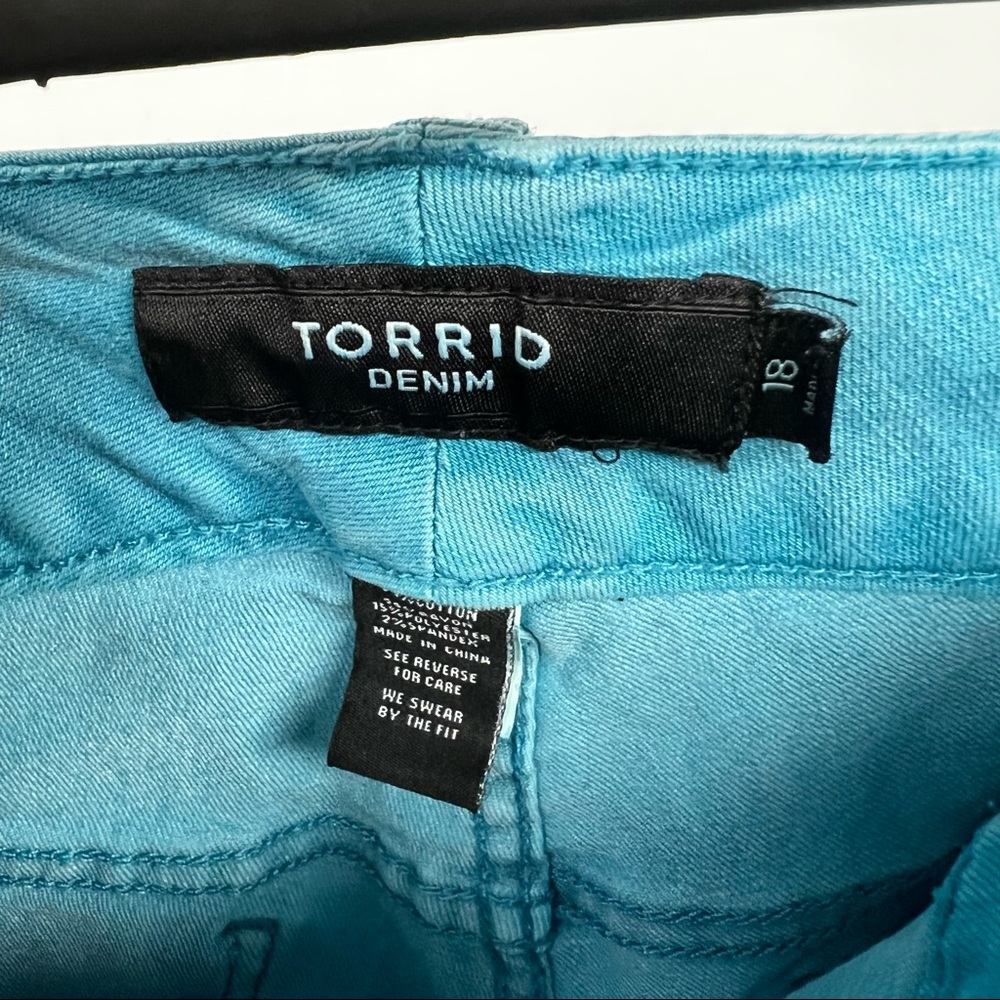 Torrid Denim Jeans 18 Blue Aqua Teal Solid Color 3 Buttons Turquoise Pants - Picture 3 of 6